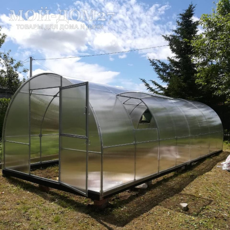 Теплица Сибирская Усиленная 8 метров с поликарбонатом | Мой-Дом27 | Каркас изготовлен из оцинкованной замкнутой трубы 20*20 мм.<br>
 Ширина - 3 метра. Высота - 2,1 метра. Длина 8 метров. <br>
 Выдерживаемая снеговая нагрузка - 100 кг/м2. Выдерживаемая ветровая нагрузка - до 15 м/с.<br>
 Расстояние между дугами 1 метр. <b>Толщина металла дуг 1,2 мм</b>. Ширина двери 0,96 метра.<br>